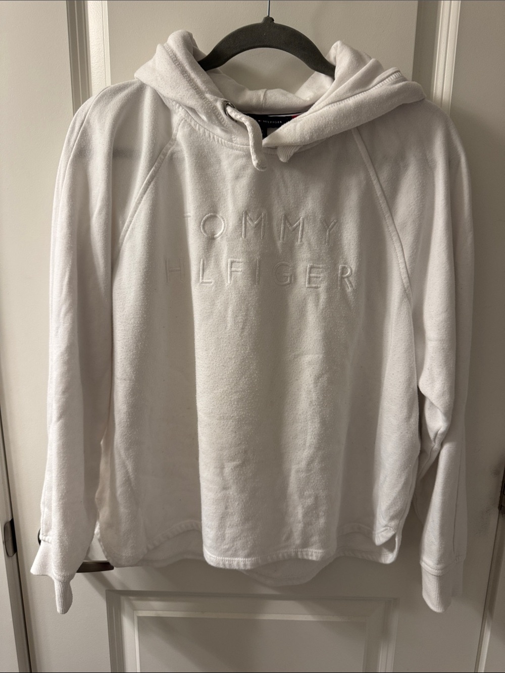 Tommy Hilfiger Women’s White Embroidered Logo Hooded Pullover with flaw